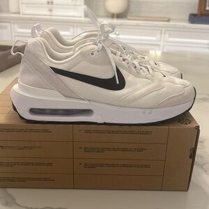 Nike Air Max Dawn size women’s 40.5 with box